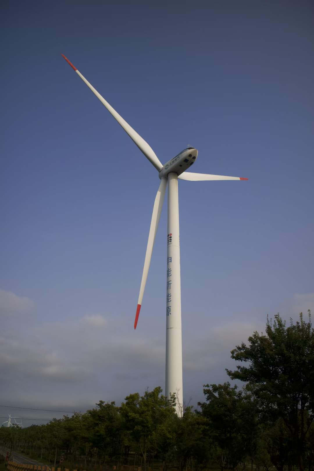 长兴岛某处的风力发电机